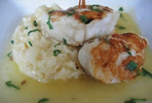 Médaillons de lotte sauce crustacés et galettes de risotto